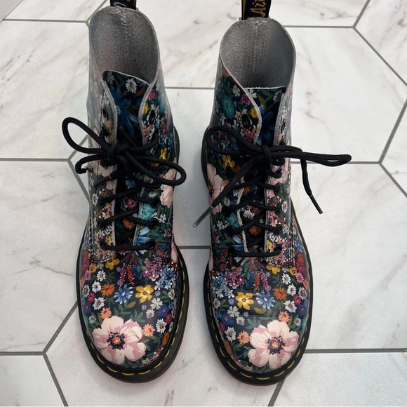 Dr. Martens 1460 Pascal Wanderlust Multicolored Floral Boot Size 7 Women - Picture 2 of 9